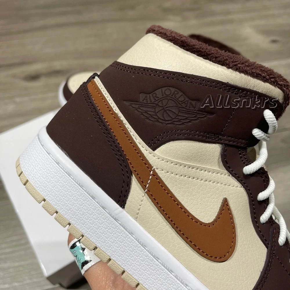 Air Jordan 1 Mid Women’s Brown Oatmeal - Picture 2 of 10